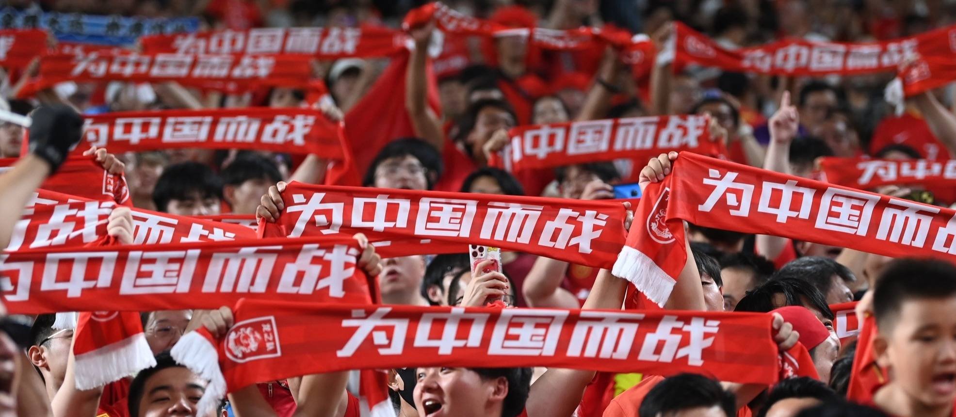 足球盛宴继续，队员拼尽全力