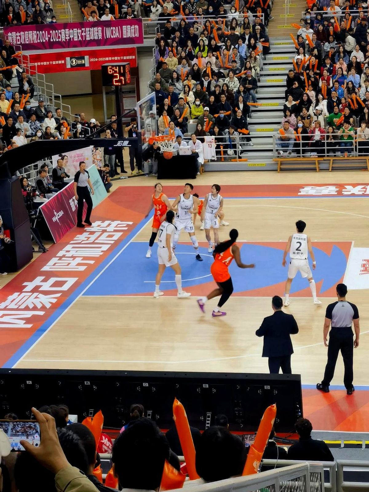 体育场上格局激烈，双方势均力敌拼尽全力的简单介绍