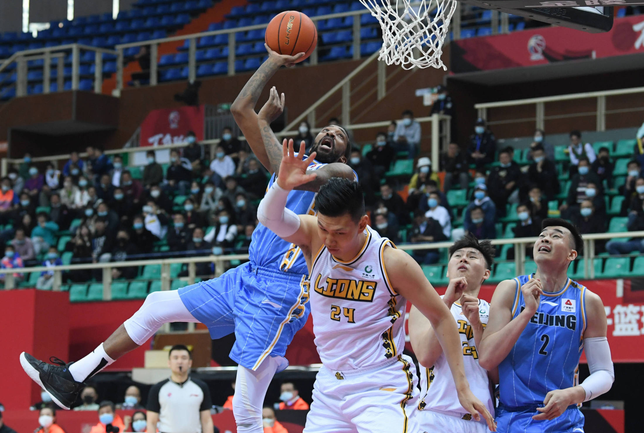 关于广厦队在场上表现出色，成功抵挡对手的信息