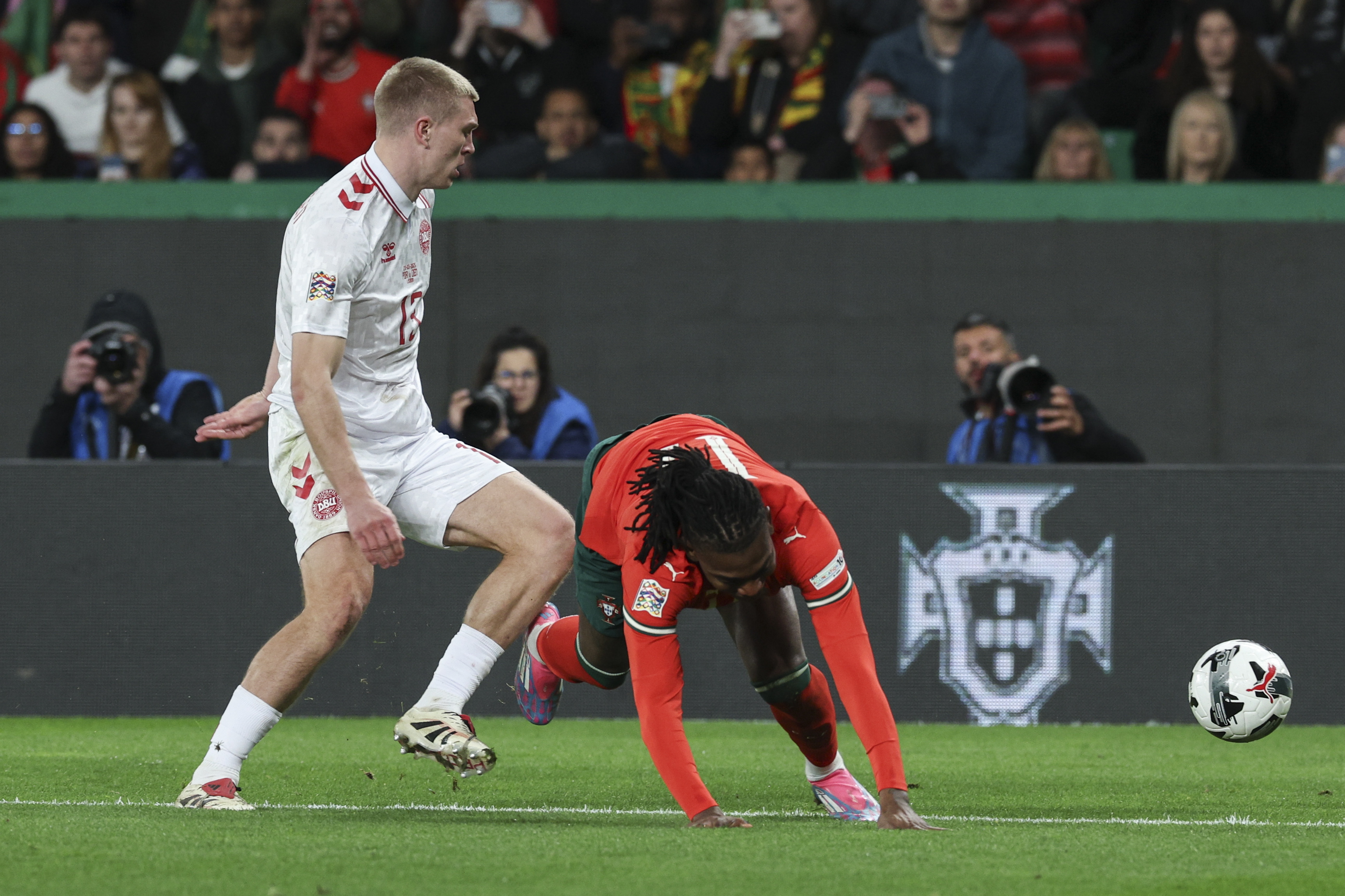 杏彩体育官网入口-葡萄牙国家队遭遇困境，面临淘汰压力的简单介绍