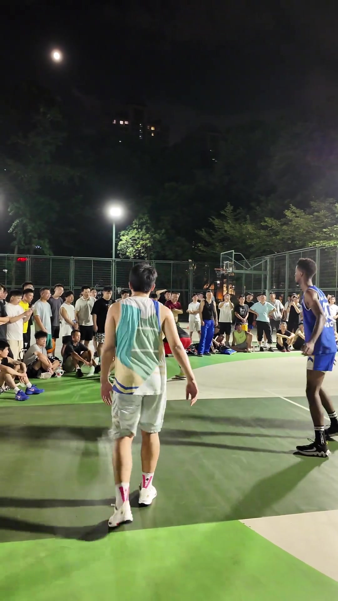 篮球比赛精彩对决,场面火爆 篮球比赛精彩对决,场面火爆