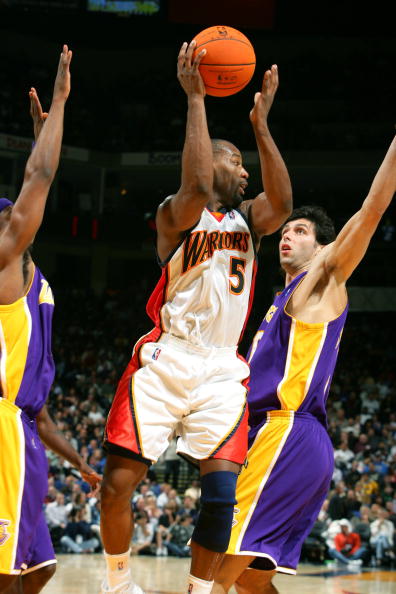 NBA球员在比赛中演绎精彩传球