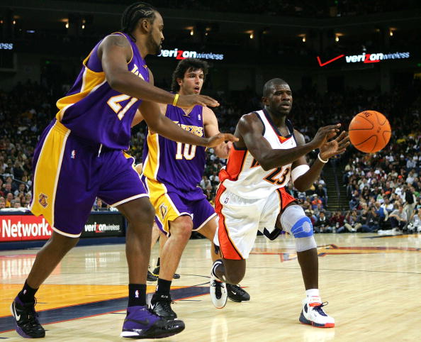 NBA球员在比赛中演绎精彩传球