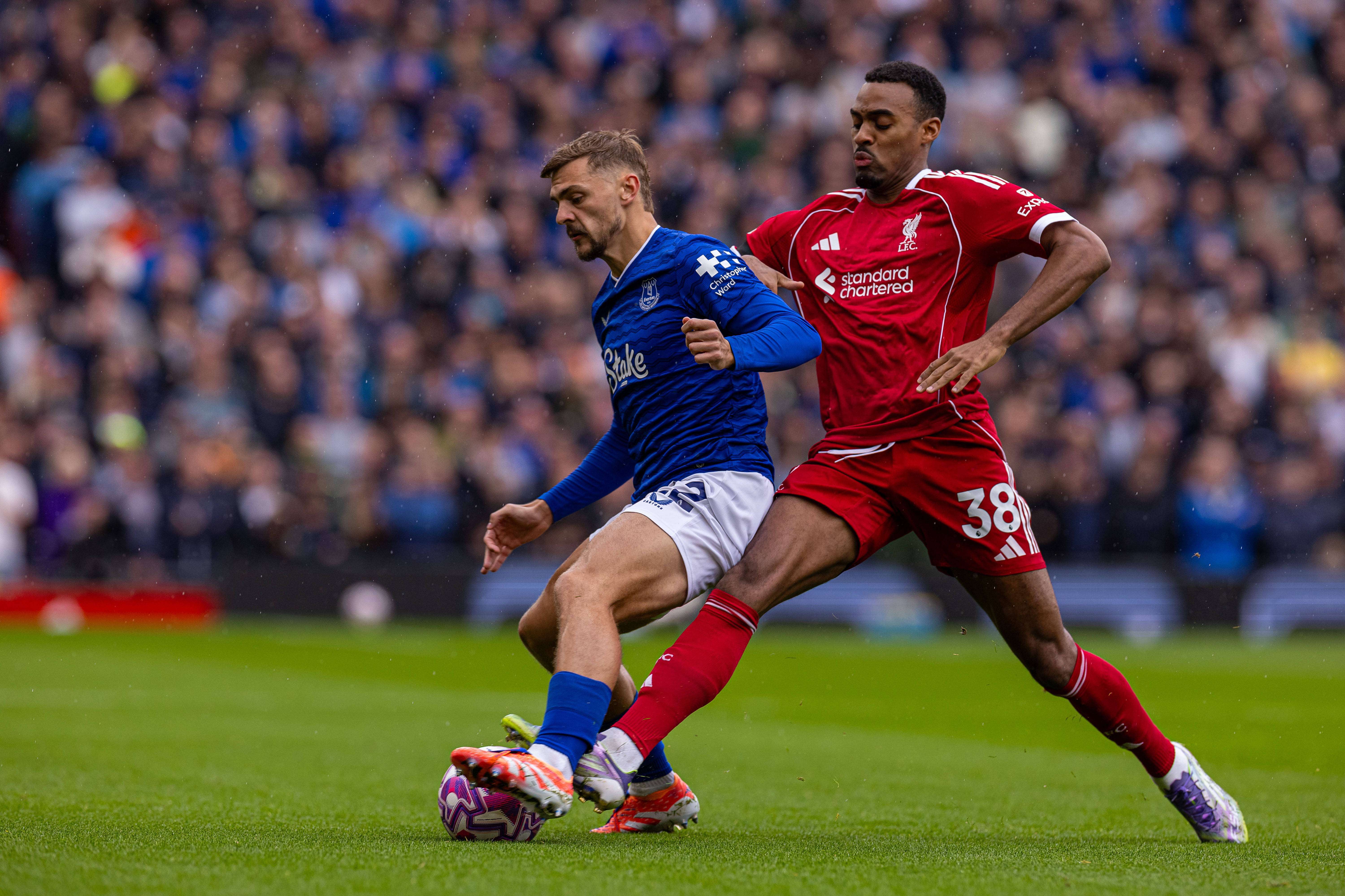 曼联不敌狼队,英超争冠形势动荡 曼联不敌狼队,英超争冠形势动荡