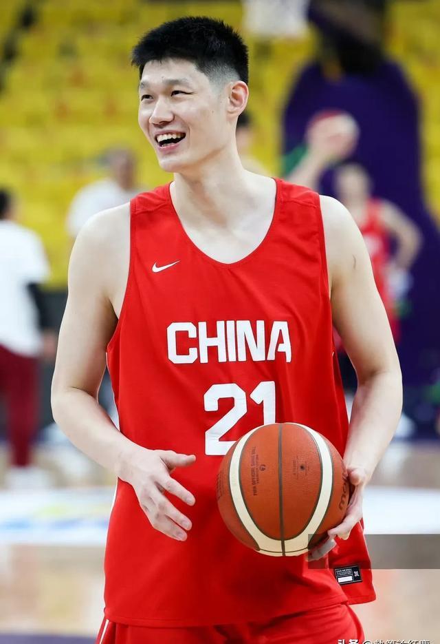 亚洲年轻篮球运动员备战全国比赛