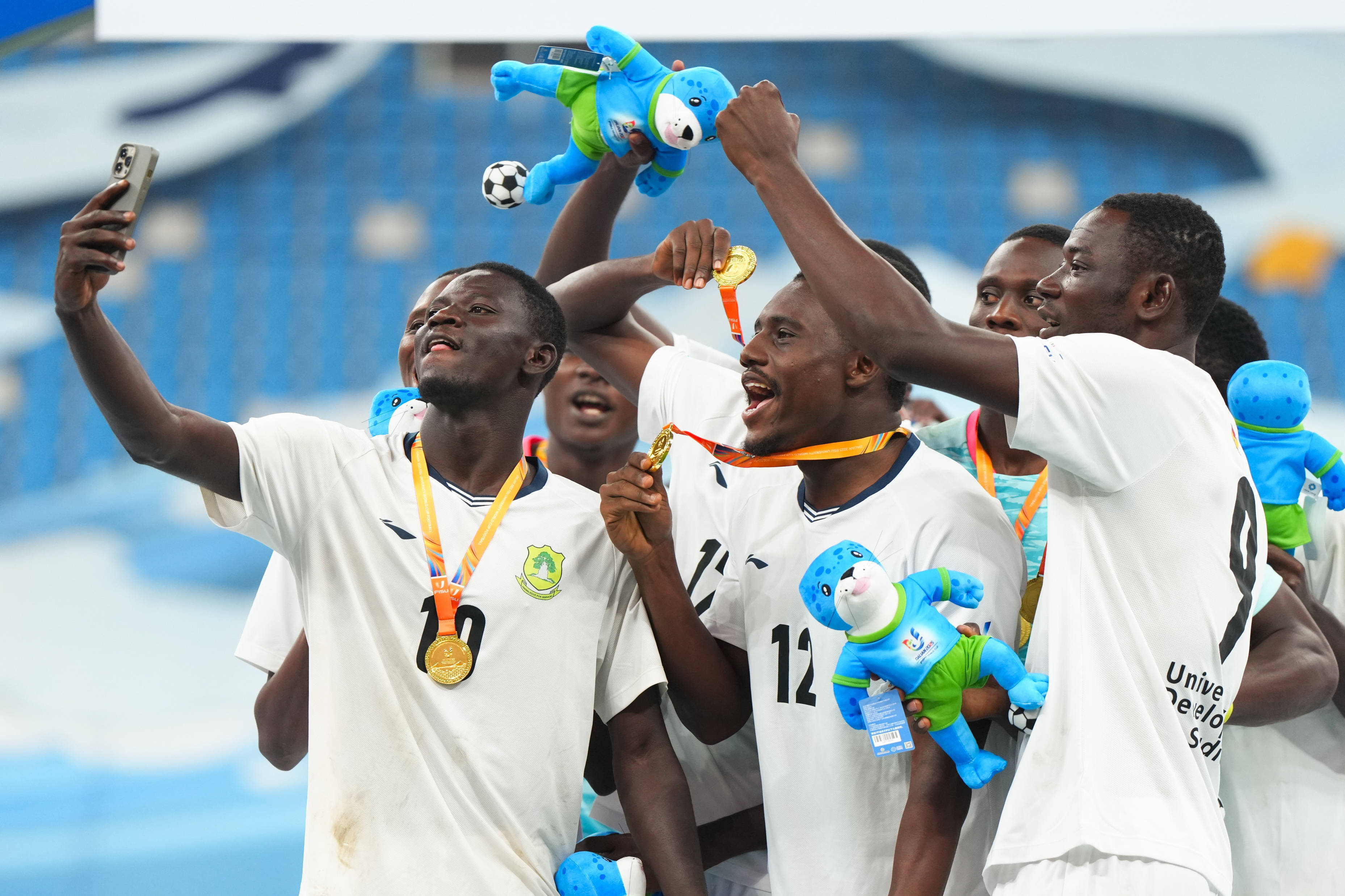 足球场上球员技术高超展现实力