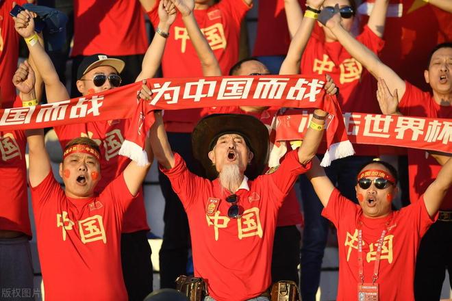 国内足球联赛引起广泛关注，球迷热情高涨