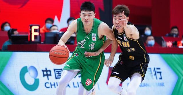 包含辽宁男篮在关键时刻紧咬比分，赢得胜利的词条