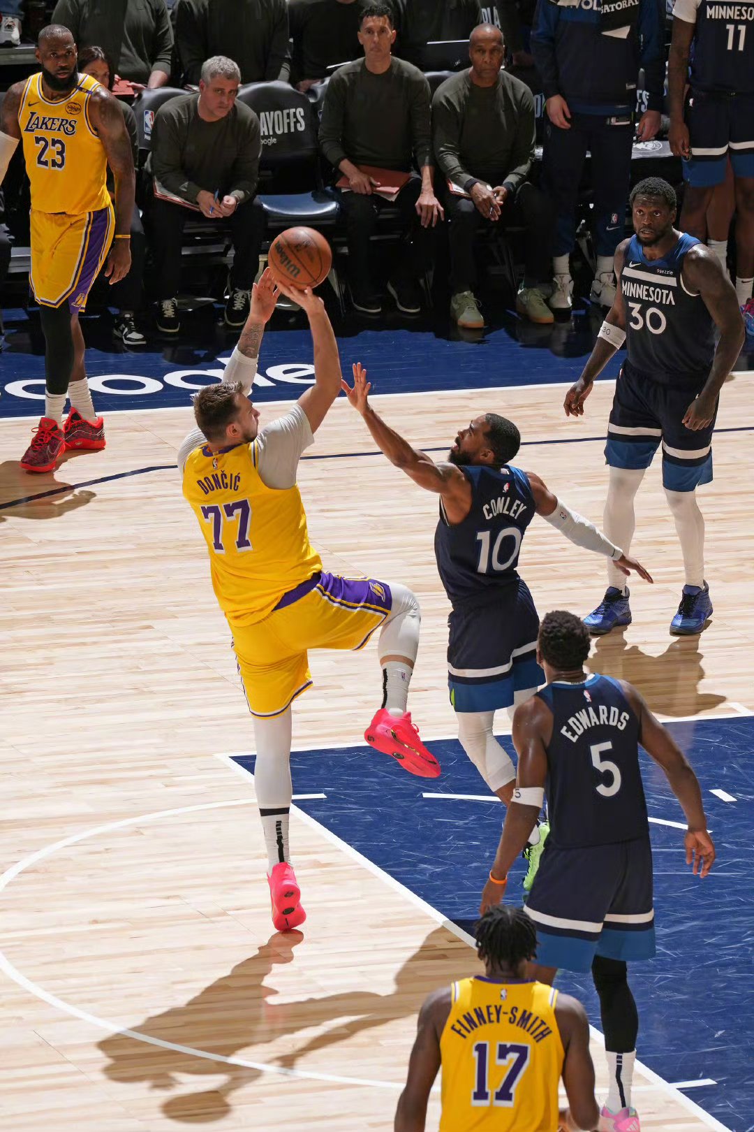 森林狼队员发挥出彩助球队逆转