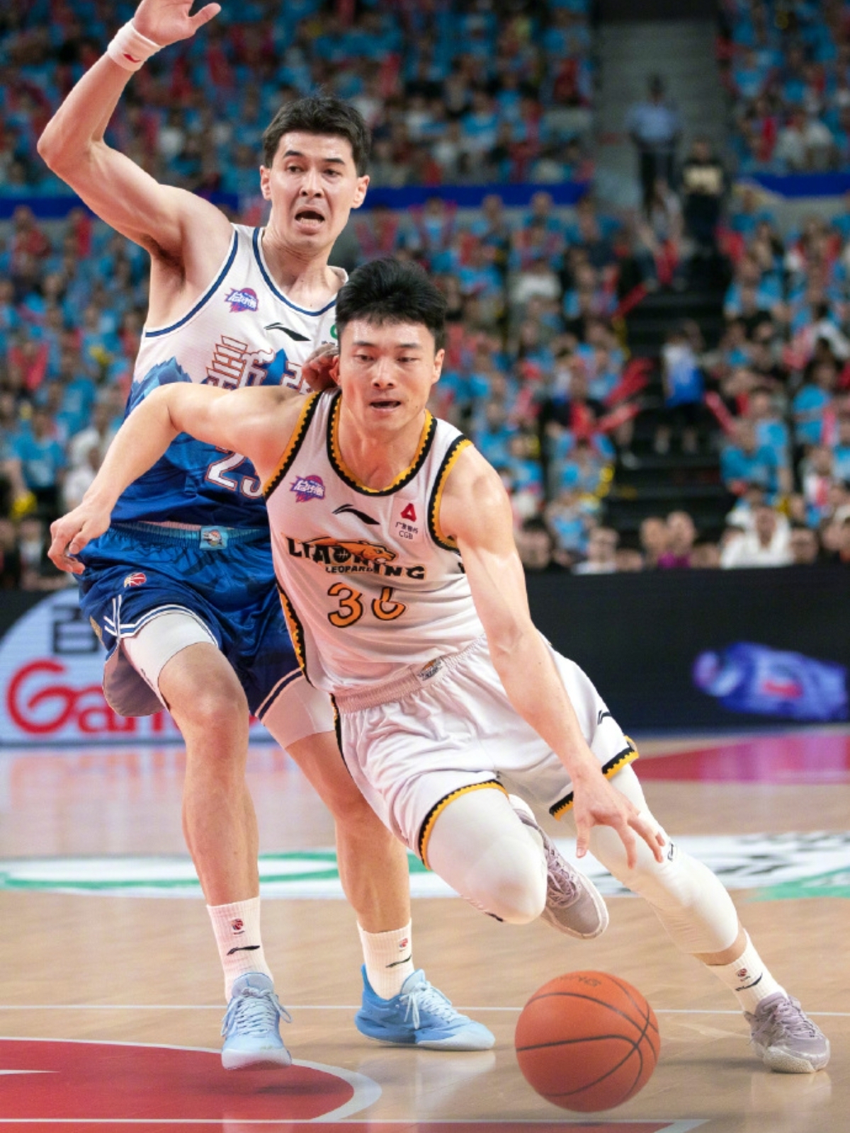 辽宁男篮险胜,继续领跑积分榜的简单介绍 辽宁男篮险胜,继续领跑积分榜的简单介绍