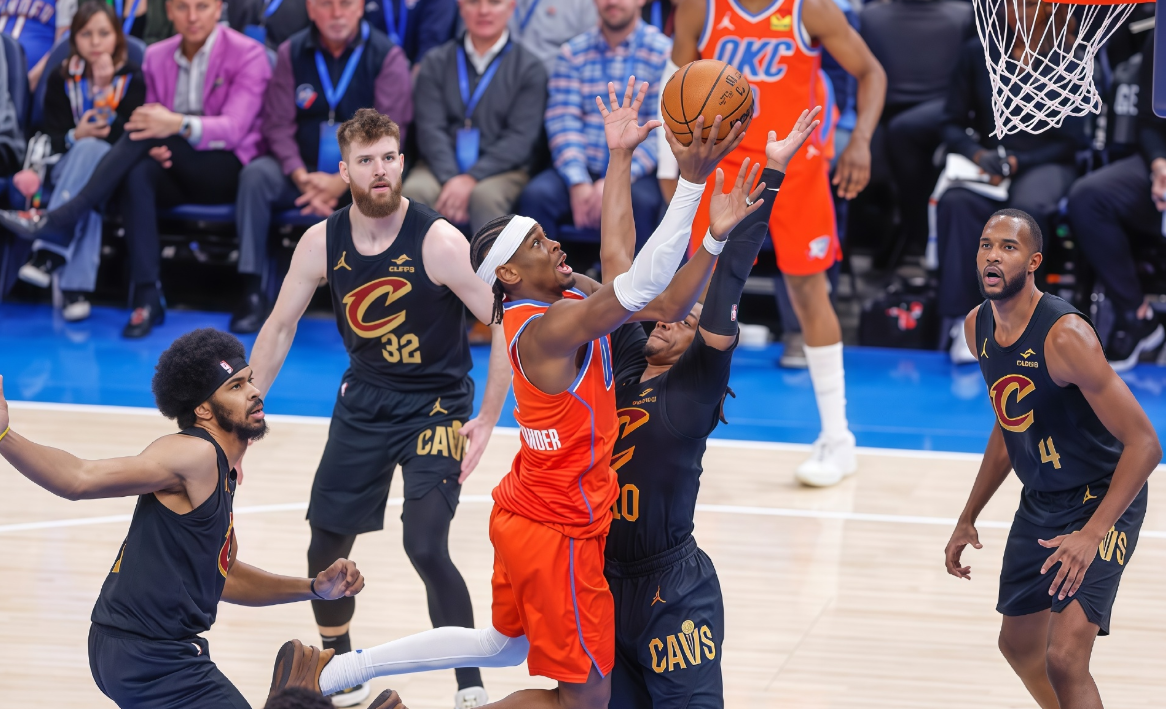 杏彩体育官方入口-球队专注防守策略：篮球比赛打响攻防战