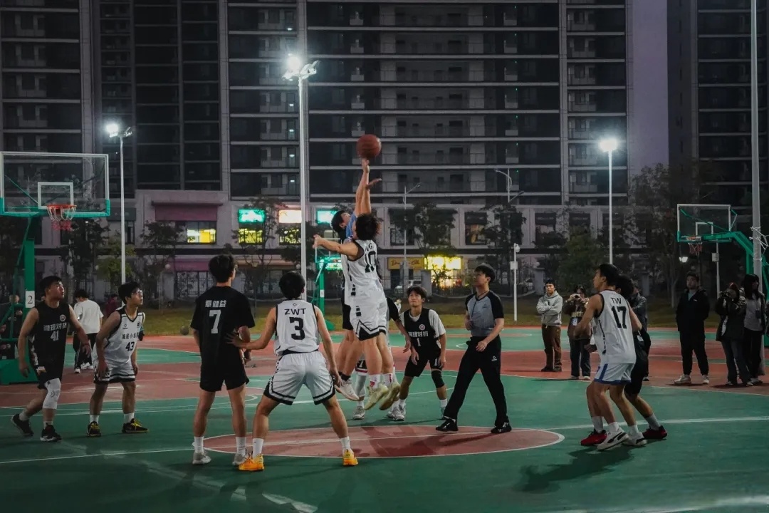 包含篮球赛的精彩瞬间，落后的一方瞬间上演逆袭的词条