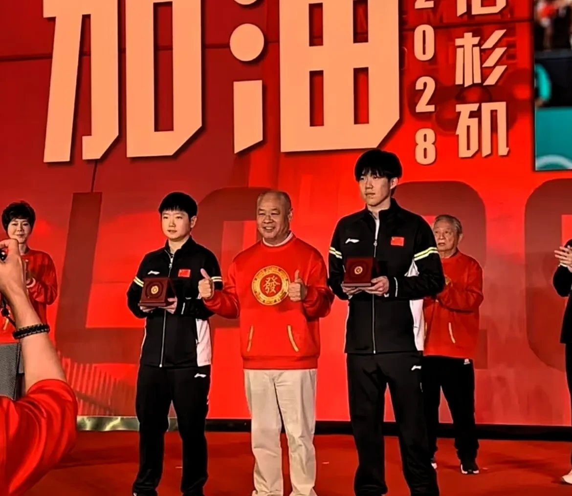 包含逆转胜利，球队展现出色团队合作精神的词条