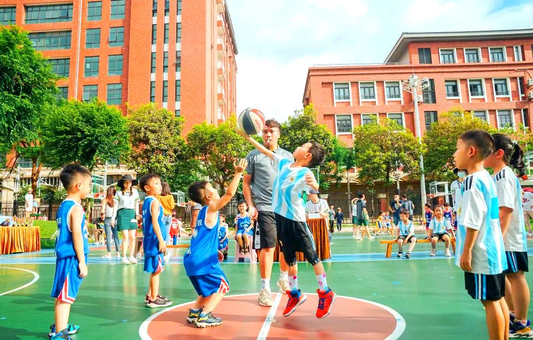 激动人心的篮球盛宴，球迷热情高涨的简单介绍